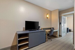 Suite, 1 King-Bett, Nichtraucher | Schreibtisch, Verdunkelungsvorhänge, Bügeleisen/Bügelbrett