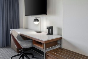 책상, 노트북 작업 공간, 다리미/다리미판, 무료 유아용 침대