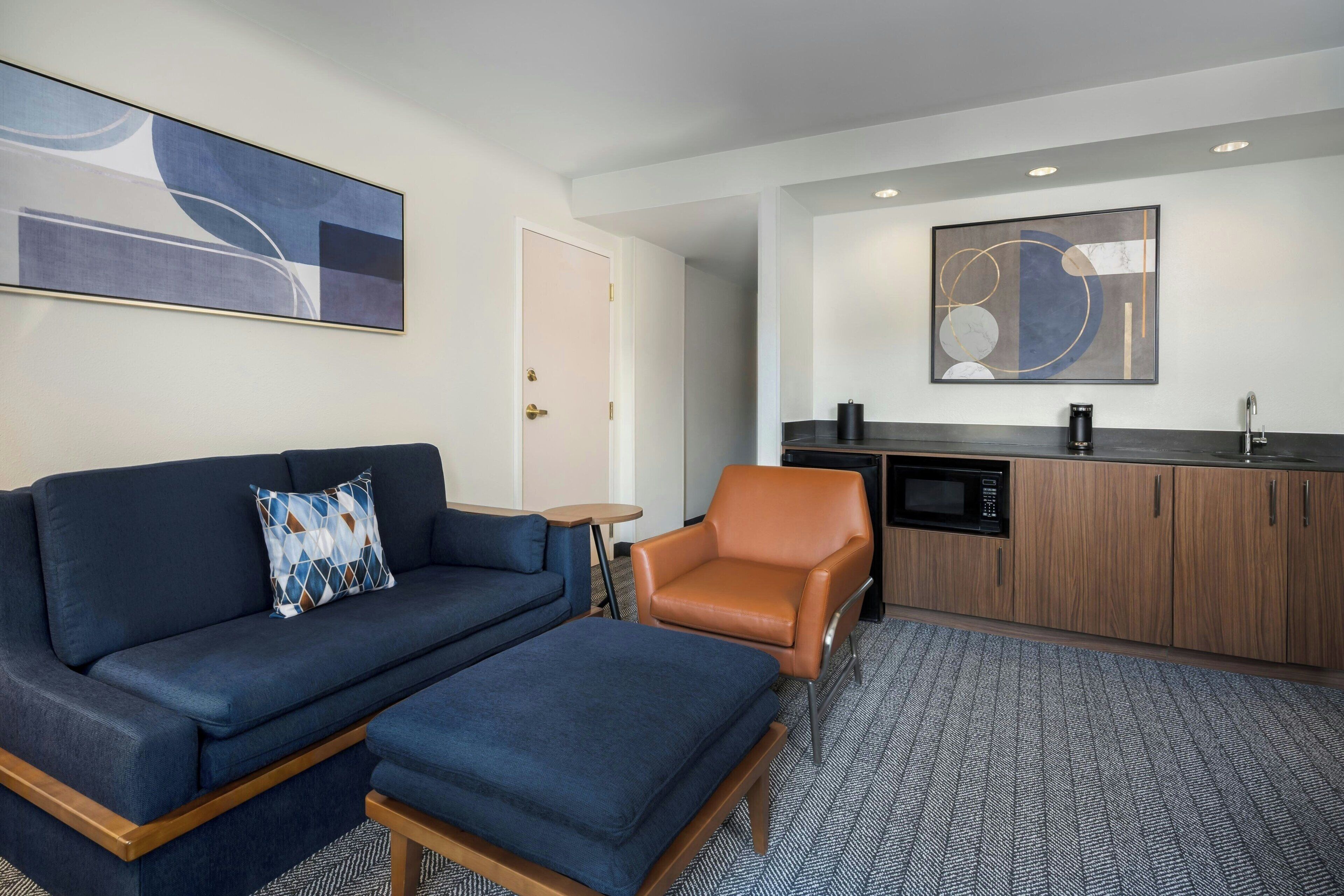 suite, 1 bedroom, balcony | living area | 32-inch lcd tv with cable channels, tv, netflix