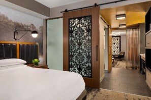 Suite, 1 King-Bett und Schlafsofa | Hochwertige Bettwaren, Zimmersafe, Schreibtisch