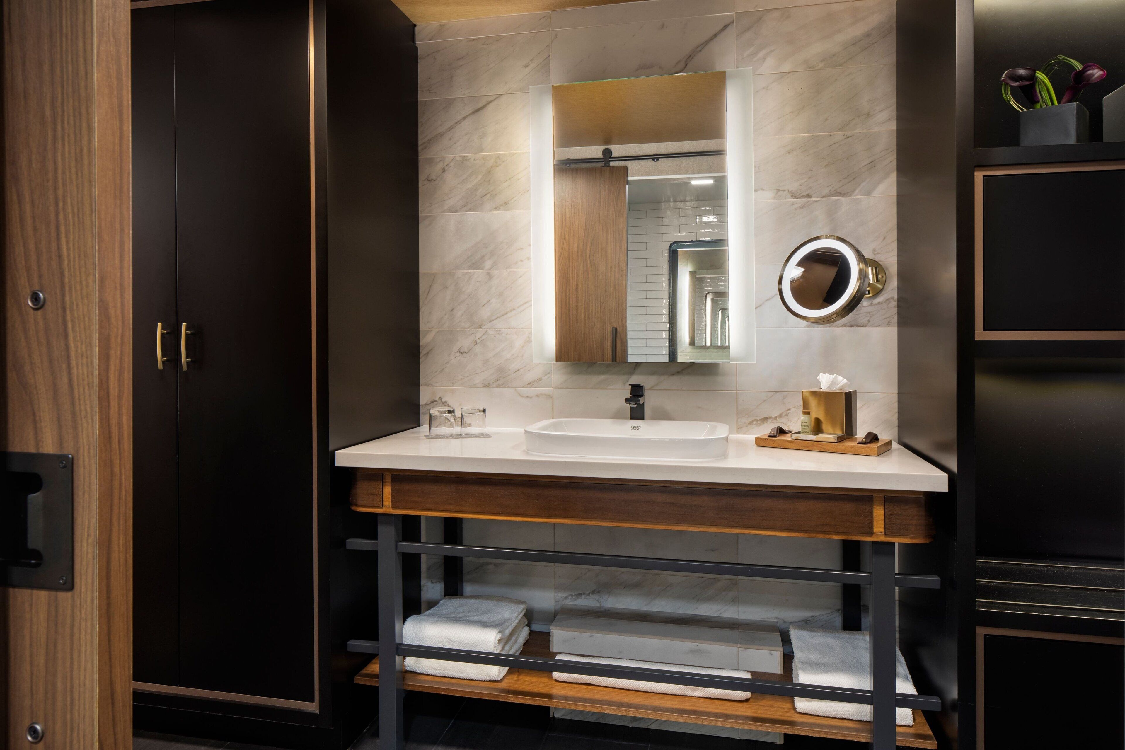 suite, 1 king bed with sofa bed | bathroom | combined shower/bathtub, free toiletries, hair dryer, towels