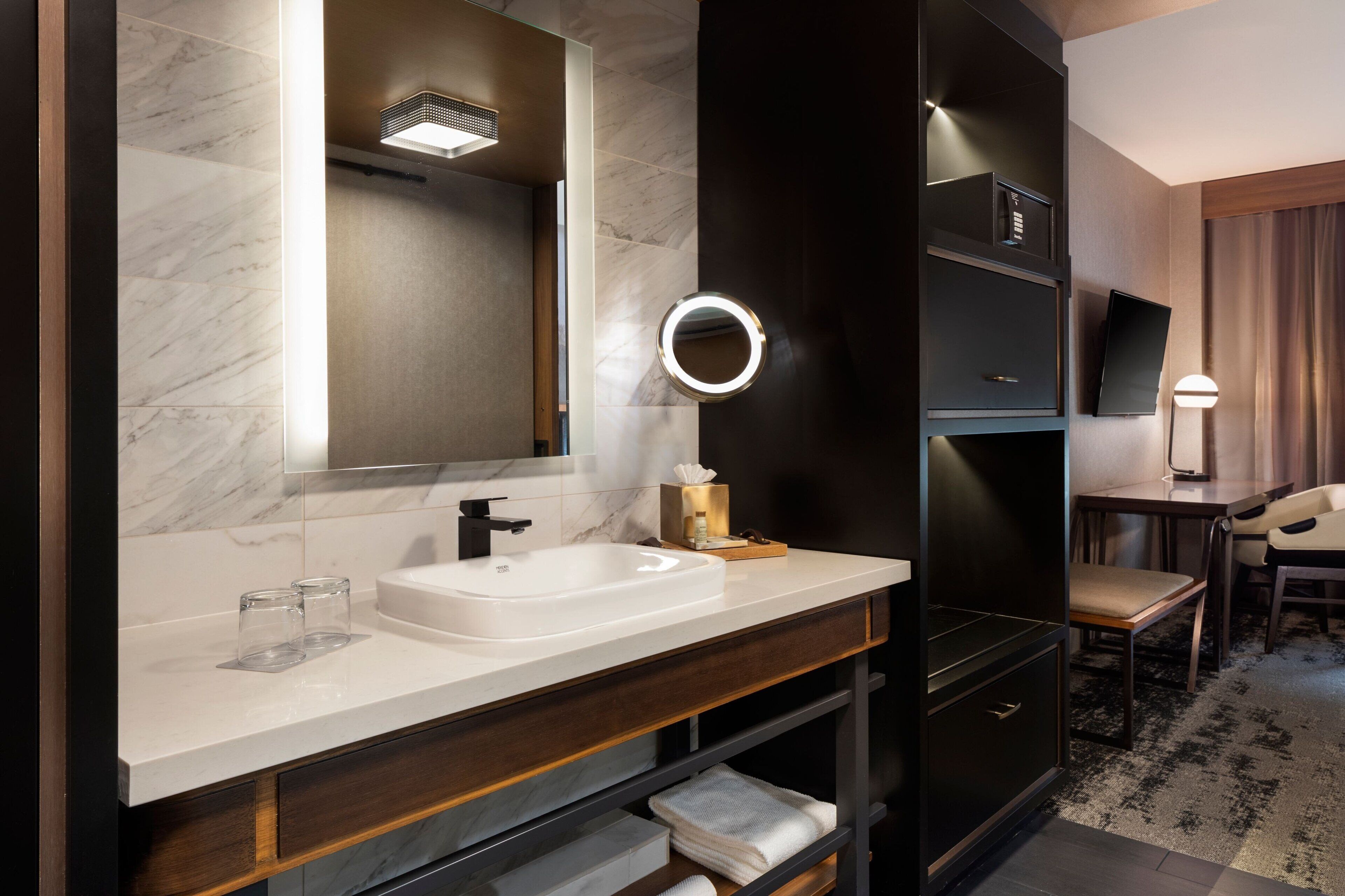 suite, 1 king bed with sofa bed | bathroom | combined shower/bathtub, free toiletries, hair dryer, towels