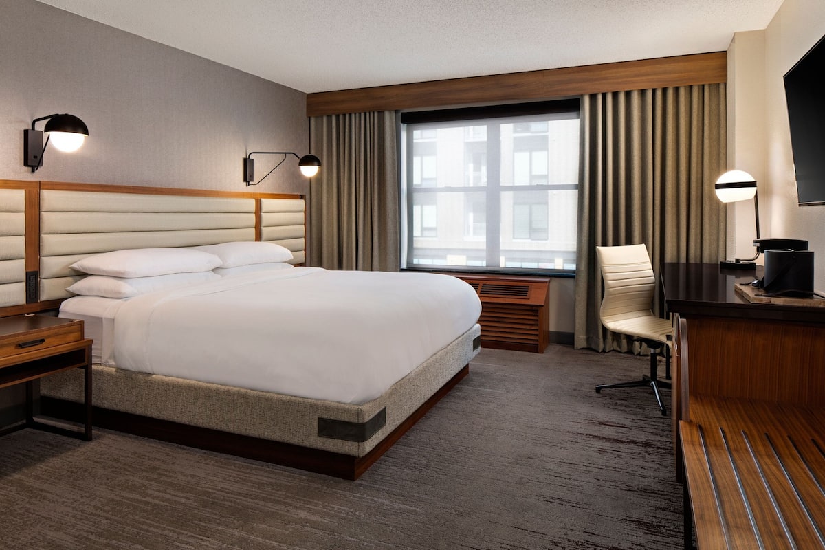 Premium bedding, in-room safe, desk, laptop workspace
