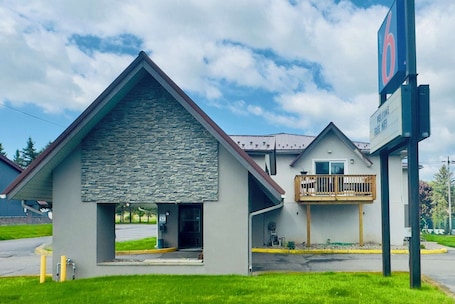 Fachada de la propiedad. Motel 6 McGraw, NY - Cortland