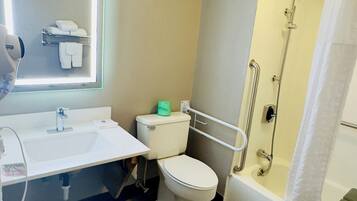 Combined shower/bathtub, hair dryer, towels