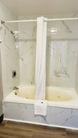 Bañera con ducha, secador de pelo, toallas