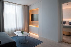 Suite | Hypo-allergenic bedding, minibar, in-room safe, blackout drapes