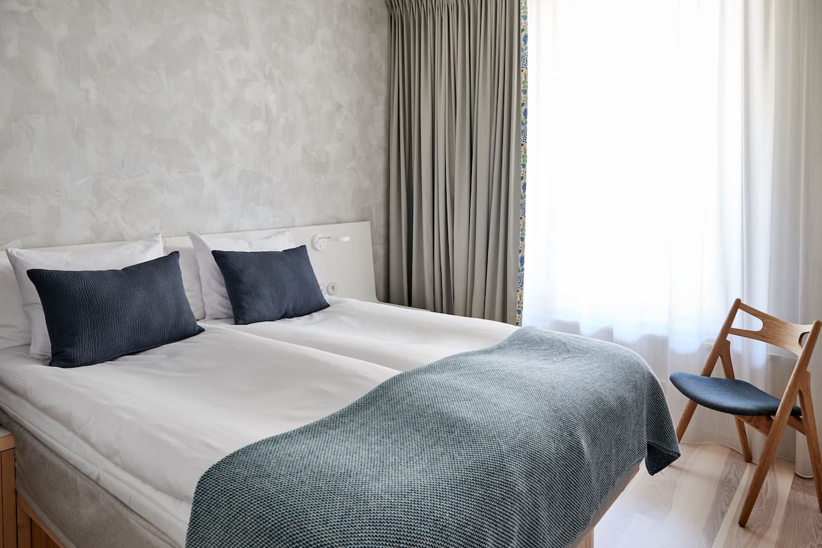 Allergitestade sängkläder, minibar och värdeförvaringsskåp på rummet