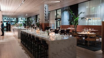供应早餐、午餐和晚餐