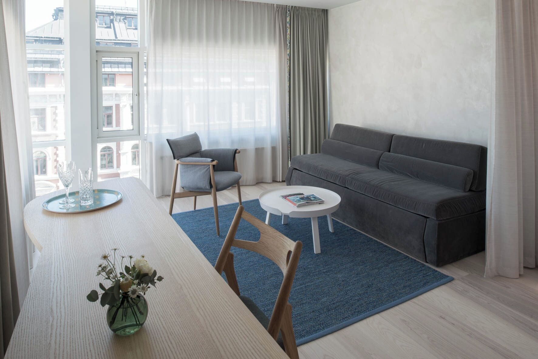 Deluxe-rum | Vardagsrum | 43-tums LED-tv med kabelkanaler och tv