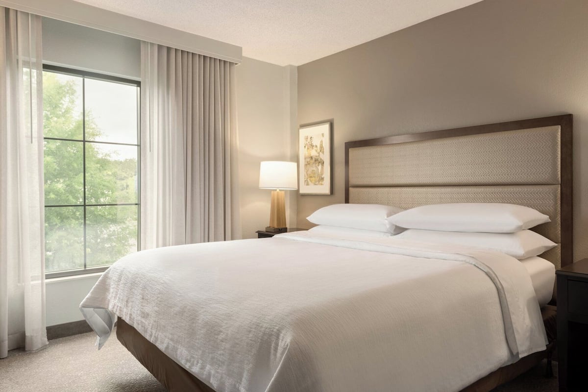 Roupas de cama premium, camas Tempur-Pedic, cofres nos quartos