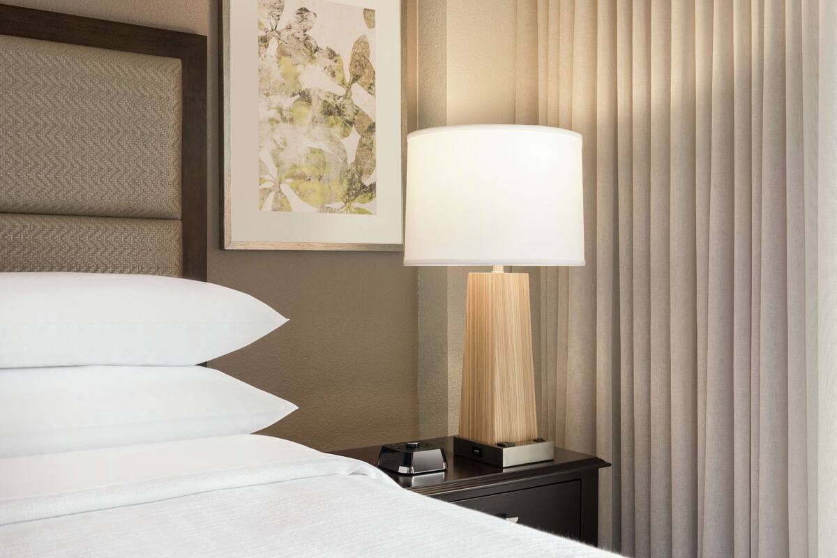 高級寢具、Tempur-Pedic 床墊、客房內保險箱、書桌