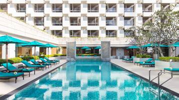 Una piscina al aire libre