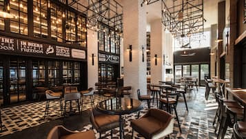 供应早餐、午餐和晚餐