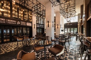 供应早餐、午餐和晚餐