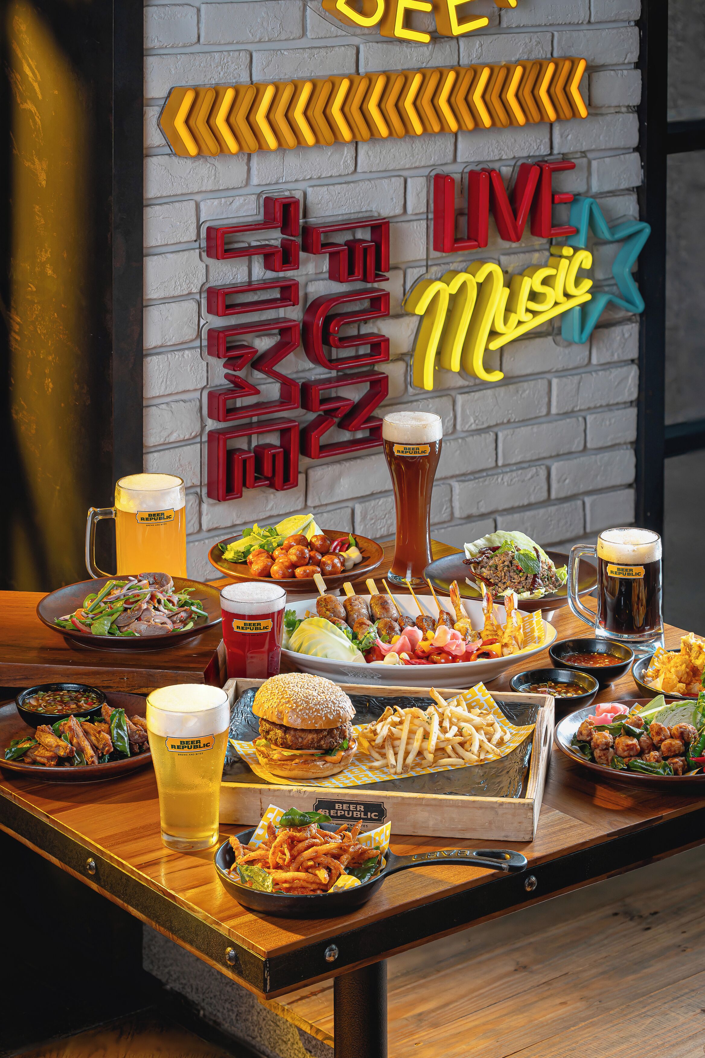 Un bar con una variedad de comida y bebidas, incluyendo hamburguesas, papas fritas y cerveza.
