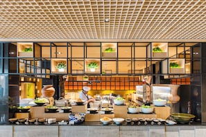 A modern restaurant with a high ceiling and a grid pattern. - Holiday Inn Bangkok by IHG (Bangkok)