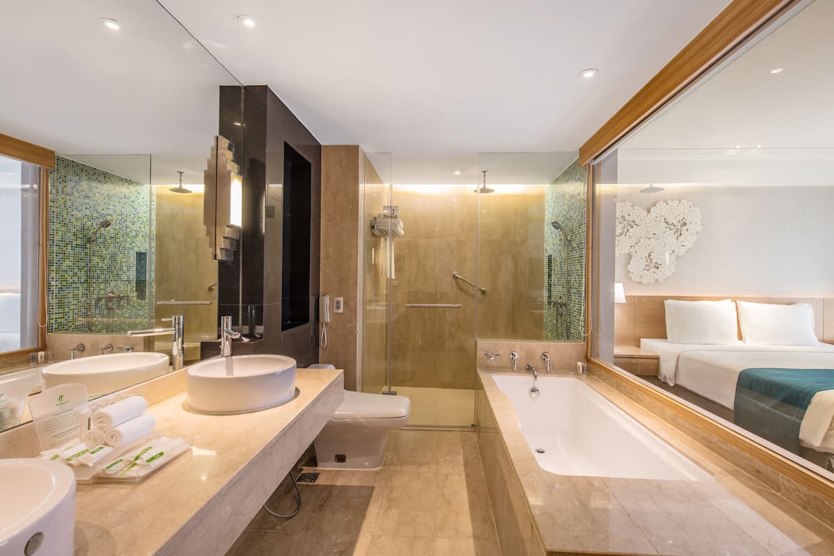 Kelengkapan dandanan diri percuma, pengering rambut, jubah mandi, bidet