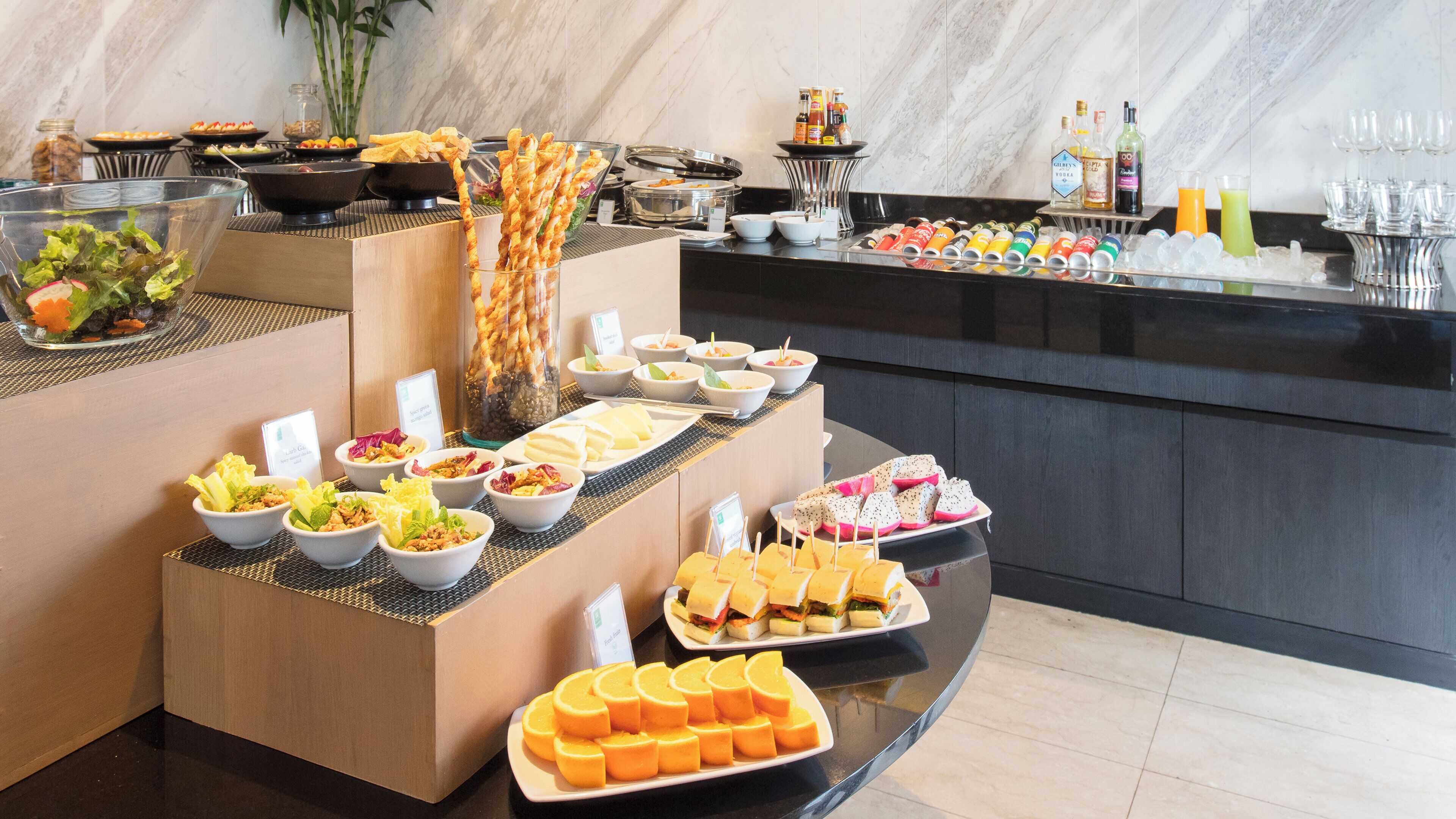 Ein reichhaltiges Buffet mit verschiedenen Speisen und Getränken.