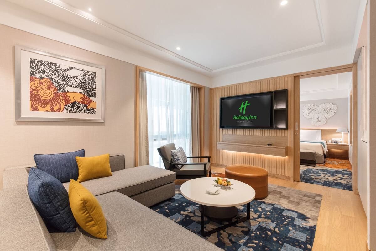 Suite, 1 camera da letto (Living, Dining Area) | Soggiorno | Smart TV 43 pollici con canali satellitari, TV