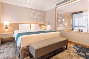 Suite, 1 soverom (Living, Dining Area) | Sengetøy av topp kvalitet, minibarvarer (inkludert) og safe på rommet