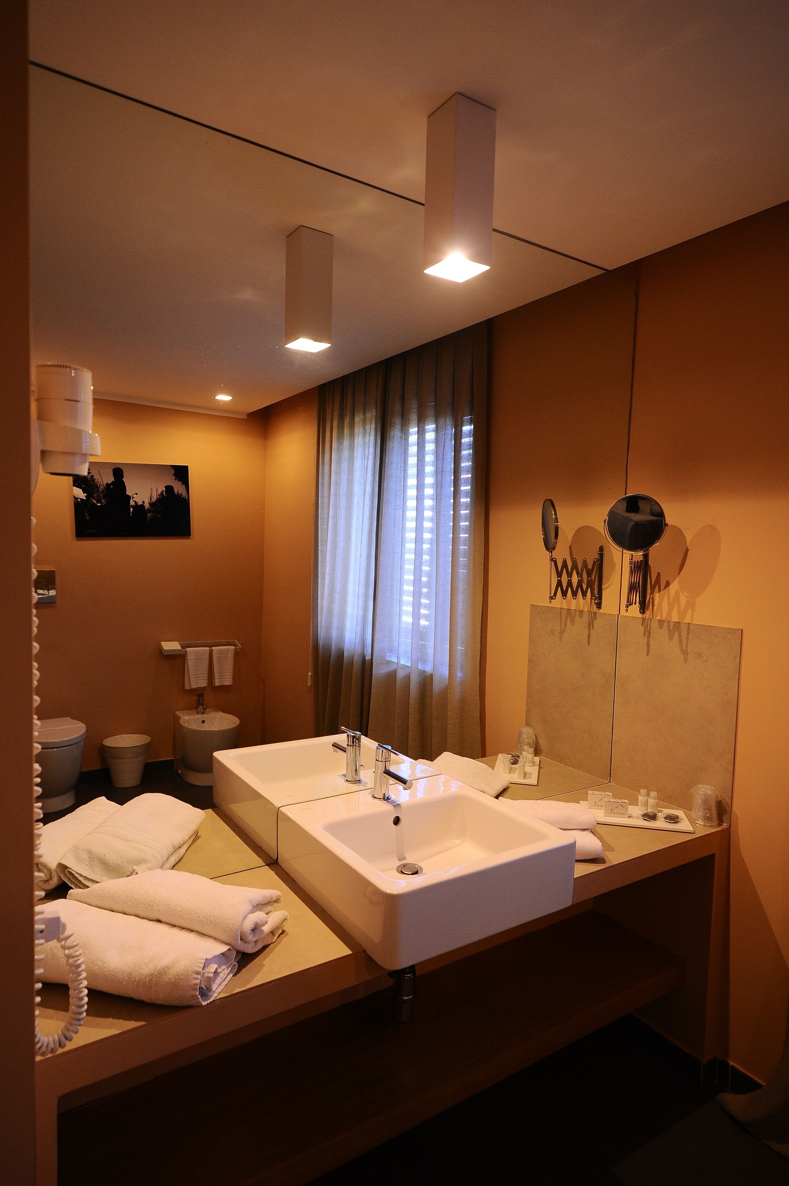 superior room, 1 queen bed, non smoking (converts to 2 twin beds) | bathroom | shower, free toiletries, hair dryer, bidet