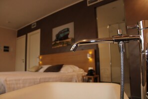 Deluxe Room, 1 Queen Bed, Non Smoking | Minibar, in-room safe, desk, blackout curtains