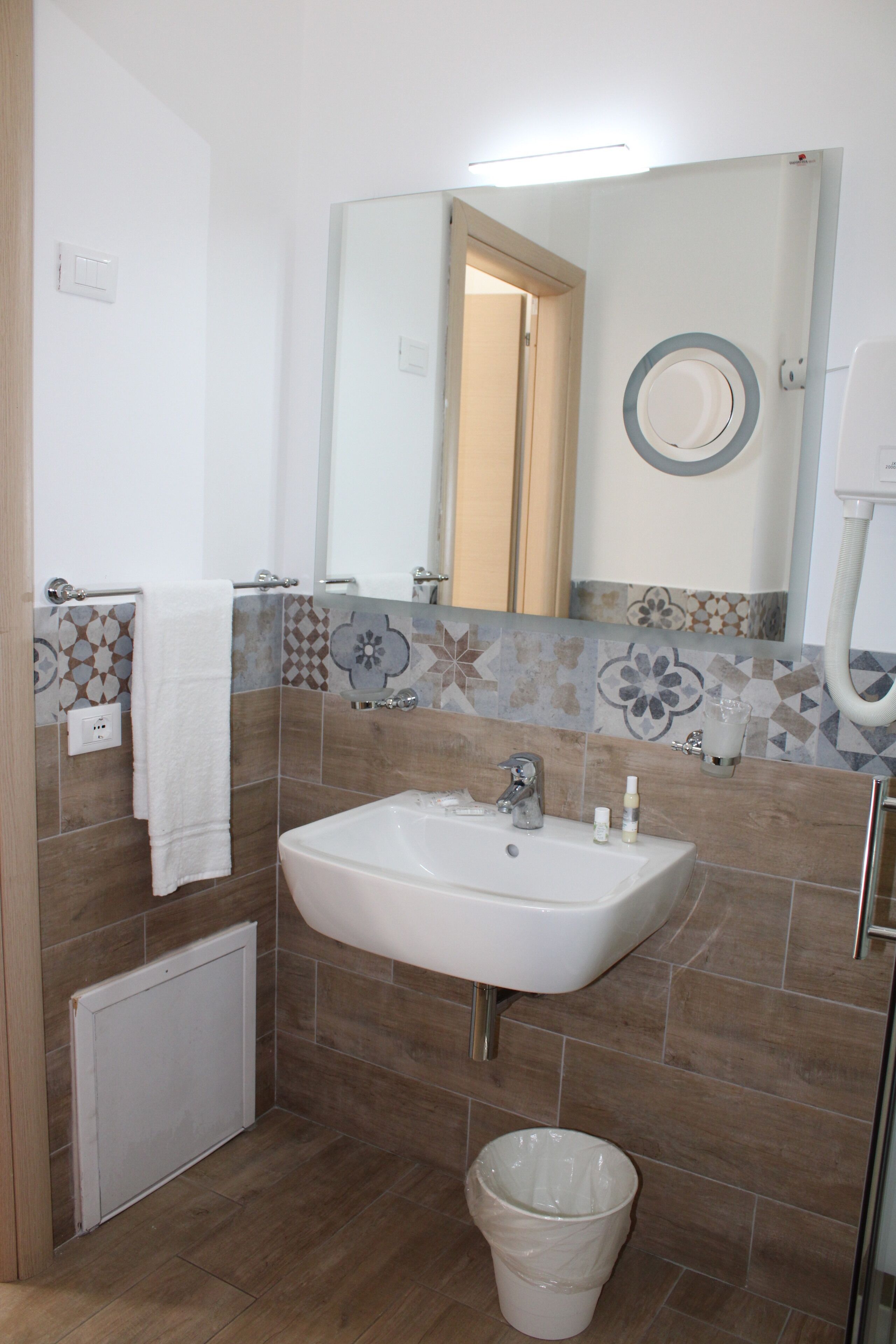 shower, free toiletries, hair dryer, bidet