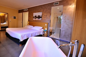 Deluxe Room, 1 Queen Bed, Non Smoking | Premium bedding, minibar, in-room safe, desk