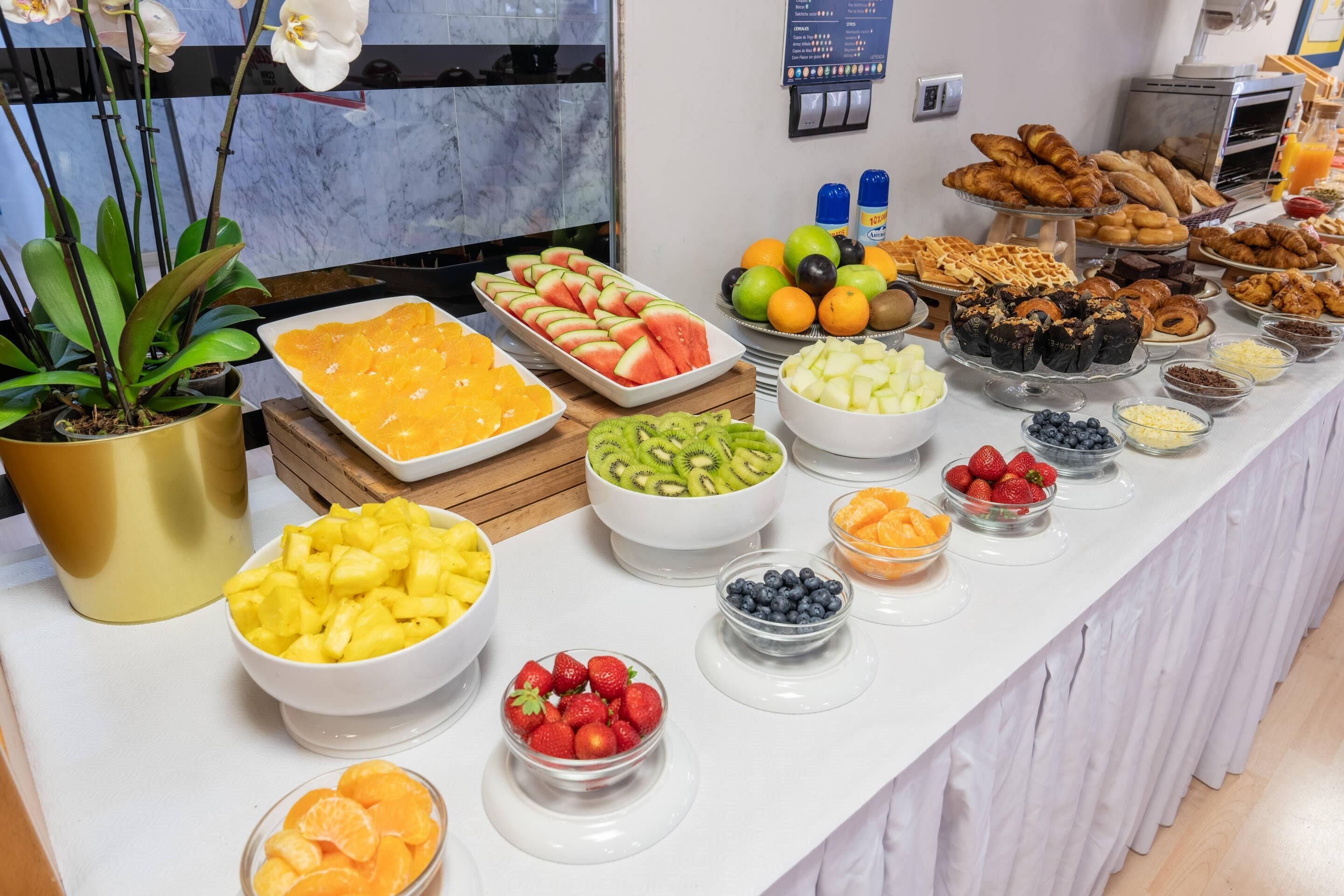 Petit déjeuner buffet (10 EUR par personne)