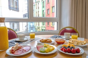 Dagelijks ontbijtbuffet (EUR 10 per persoon)