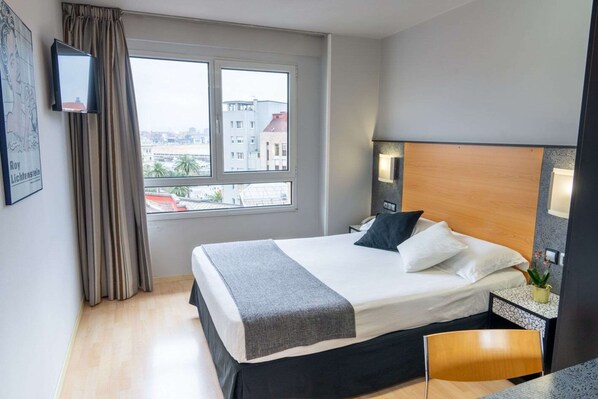 Standaard kamer, niet-roken | Een kluis op de kamer, een bureau, een laptopwerkplek, gratis wifi