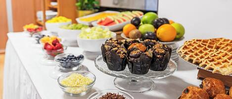 每日供應自助早餐 (每人 EUR10)