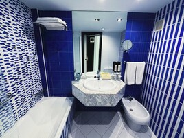 Habitación estándar, no fumadores | Caja fuerte, escritorio, espacio para trabajar con un portátil