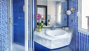 Standaard kamer, niet-roken | Badkamer | Een bad/douchecombinatie, gratis toiletartikelen, een haardroger