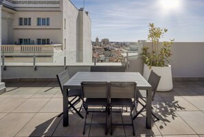 Appartement exclusif, 3 chambres, vue sur la ville | Literie hypoallergénique, couette en duvet, minibar, coffre-fort