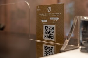 Código QR en un cartel con medidas de higiene y seguridad.
