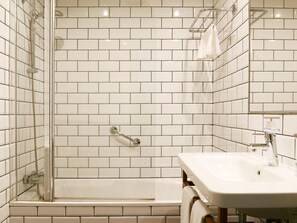 Secador de pelo, toallas, jabón y champú