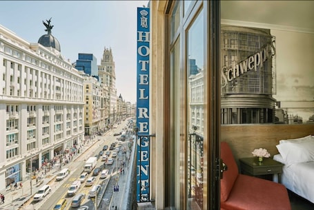 Hypo-allergenic bedding, down duvets, minibar, in-room safe. Hotel Regente