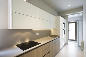 Exclusive Apartment, 3 Bedrooms, City View | Private kitchen | Stovetop - Hotel Regente (Madrid)