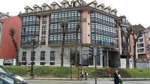 A modern building with a glass facade, multiple floors, and a prominent entrance. - Hotel Astures (Oviedo)
