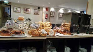 Daily buffet breakfast for a fee - Hotel Astures (Oviedo)