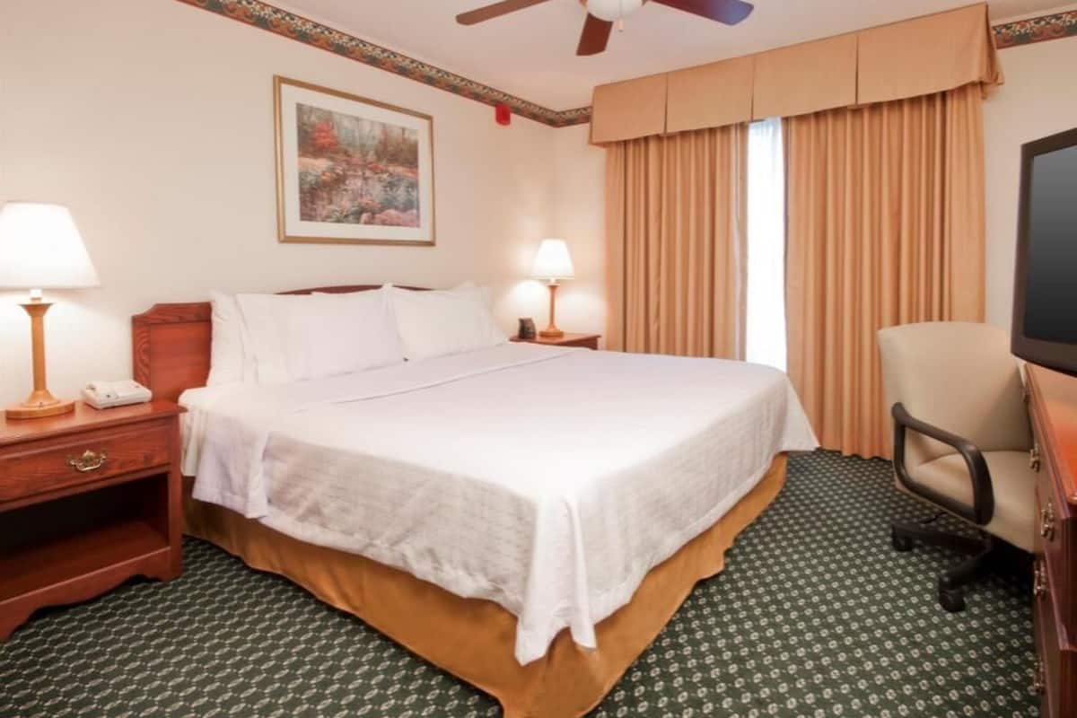 1 bedroom, in-room safe, desk, free cots/infant beds