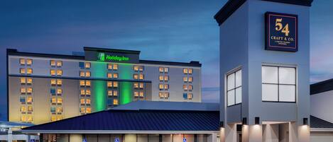 Petit déjeuner et dîner servis sur place