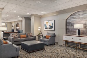 Lobby sitting area - Holiday Inn Wichita East I-35 by IHG (Wichita)