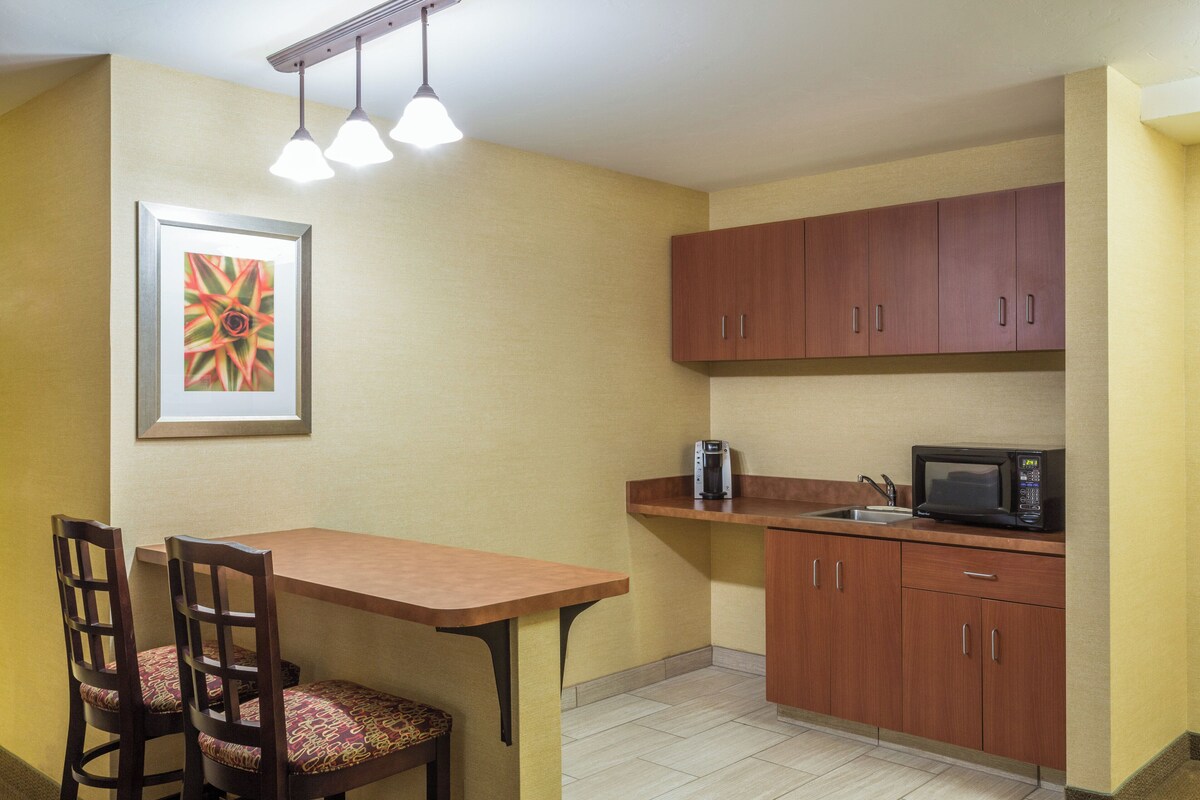 Suite, 1 Bedroom (Additional Living Area) | In-room safe, desk, iron/ironing board, cribs (surcharge)