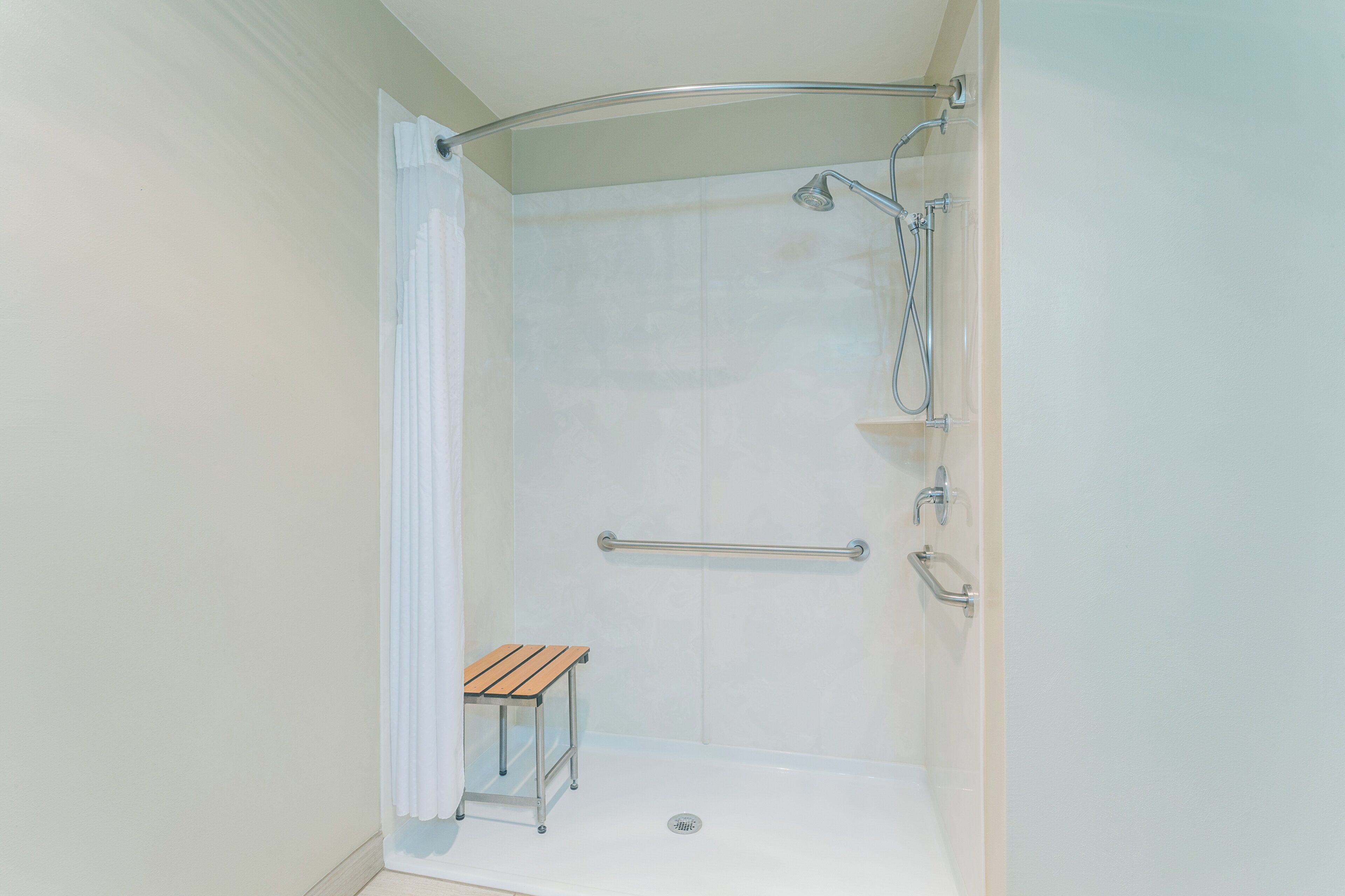 Bañera con ducha, cabezal de ducha tipo lluvia, secador de pelo, toallas