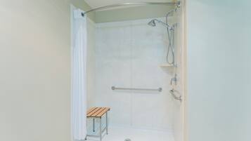 Bañera con ducha, cabezal de ducha tipo lluvia, secador de pelo, toallas