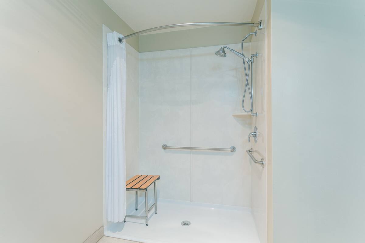 combined shower/bathtub, rainfall showerhead, hair dryer, towels