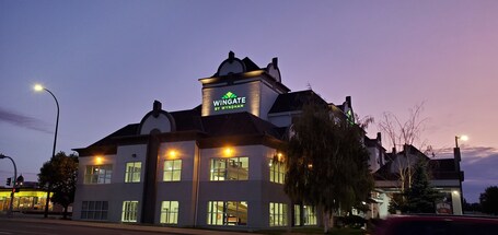 Fachada de la propiedad por la tarde o noche